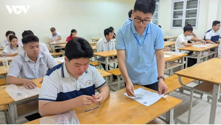Siêu trường sau sáp nhập: Quản trị thế nào để không xa lớp học?