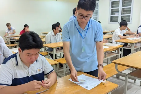 Siêu trường sau sáp nhập: Quản trị thế nào để không xa lớp học?