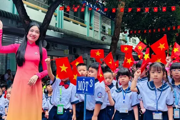 Bộ Nội vụ nghiên cứu chế độ đặc thù cho cán bộ quản lý trường trên 100 lớp