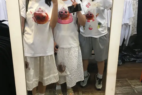 Giới trẻ Hàn Quốc 'mê mẩn' áo phông hình con hàu, hạt dẻ