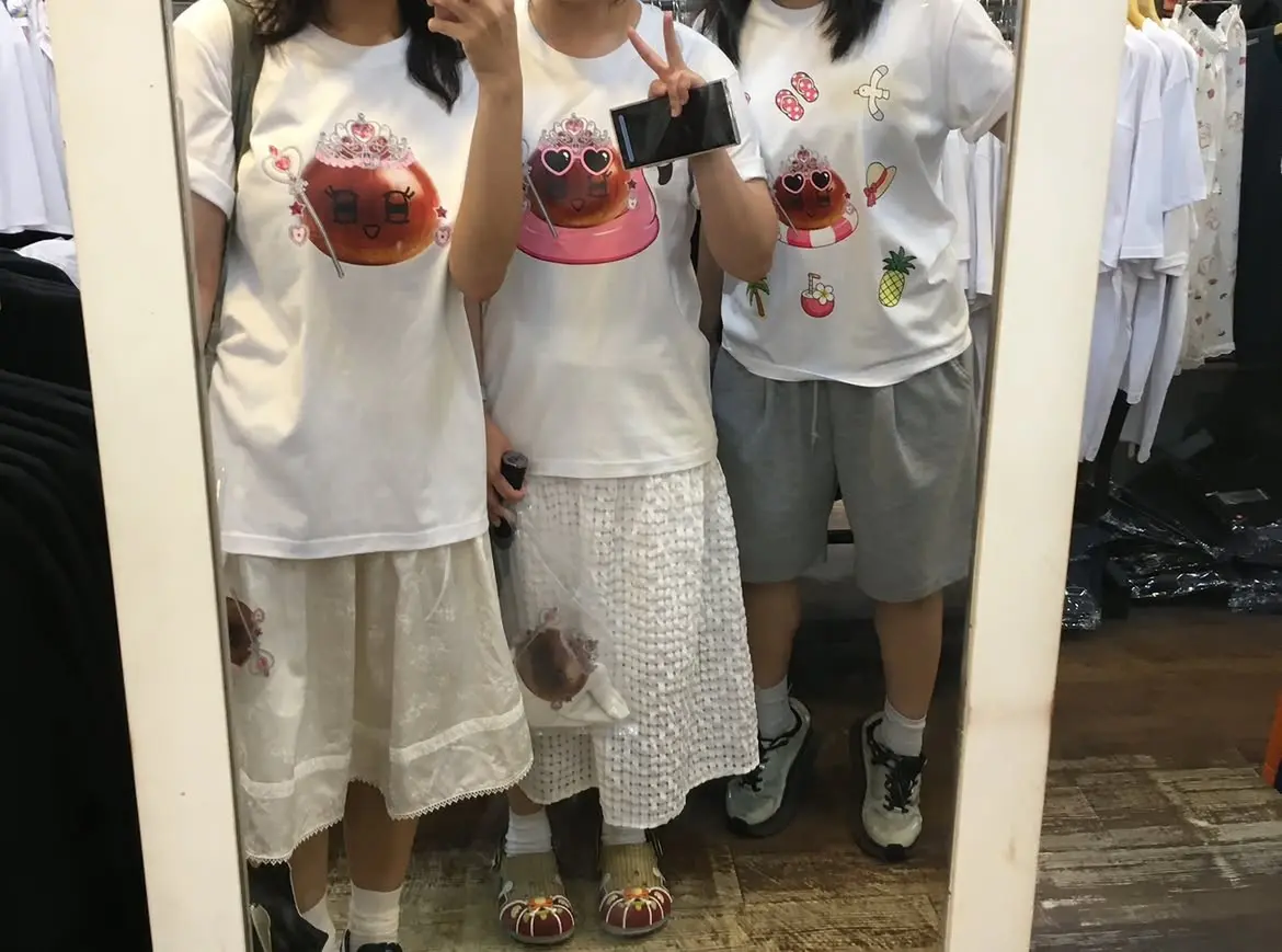 Giới trẻ Hàn Quốc 'mê mẩn' áo phông hình con hàu, hạt dẻ