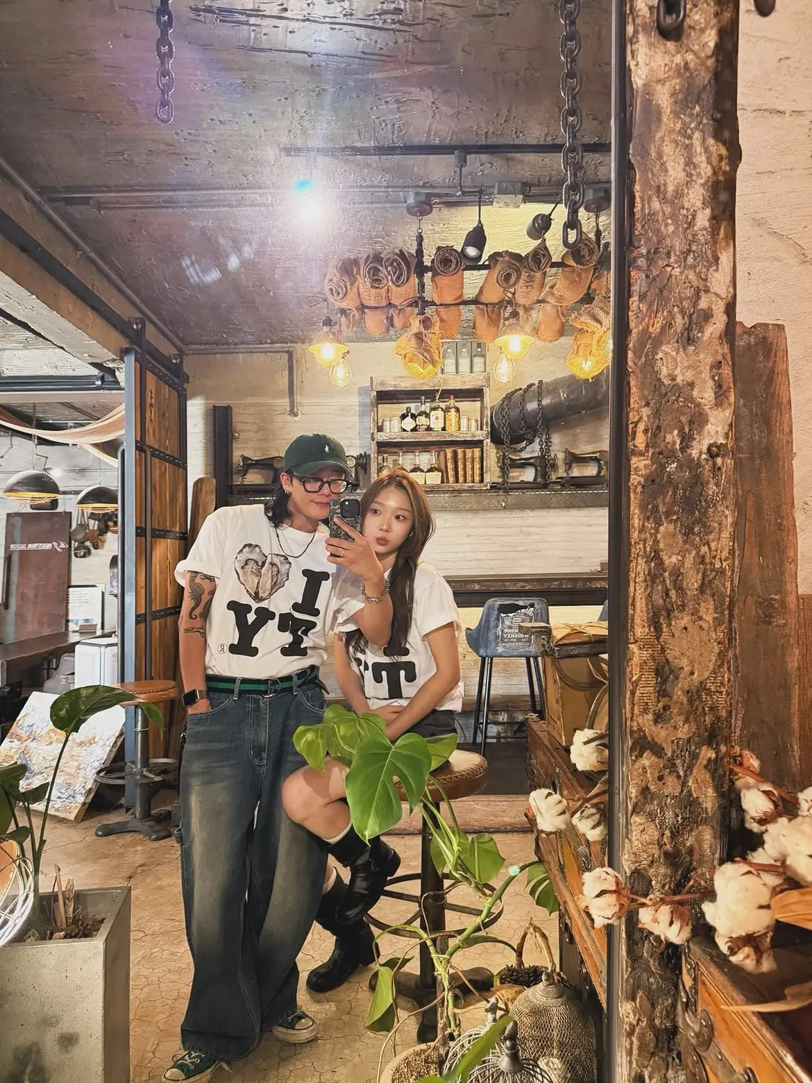 Giới trẻ Hàn Quốc 'mê mẩn' áo phông hình con hàu, hạt dẻ