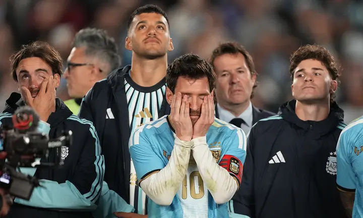 Đối thủ tranh nhau xin chụp ảnh, đồng đội rơi nước mắt chia tay Messi
