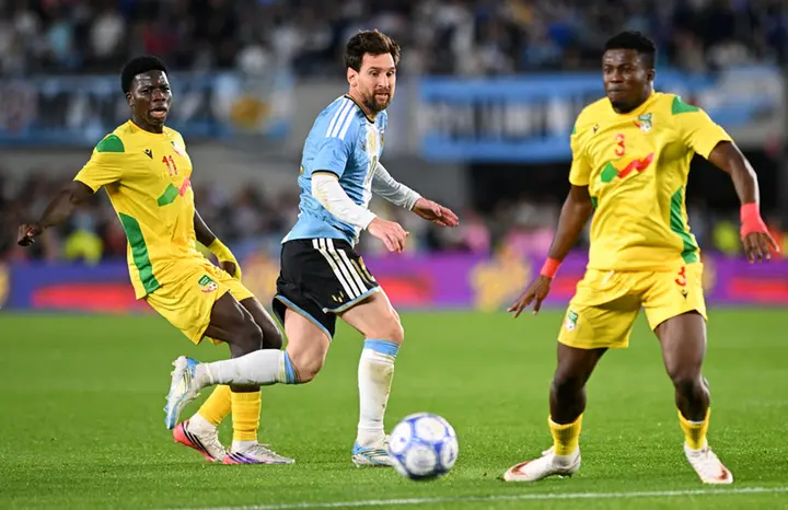 Không được chụp ảnh với Messi, đối thủ bức xúc trách LĐBĐ Argentina cư xử tệ