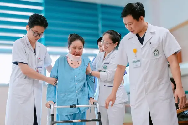 Gần 3.900 lượt bệnh nhân từ hơn 120 quốc gia chọn Bệnh viện Bạch Mai