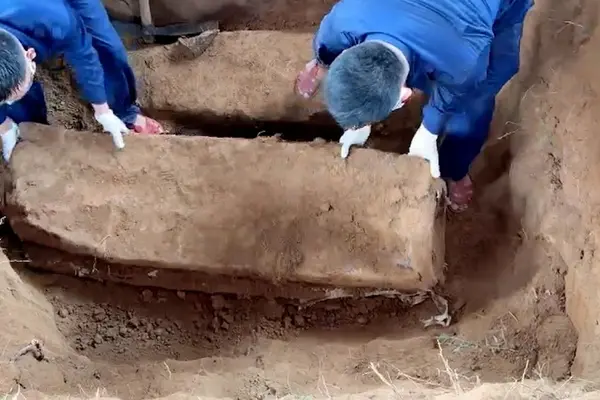 Phát hiện 2 hài cốt liệt sỹ mai táng trong vỏ bom tại Lào cùng nhiều di vật