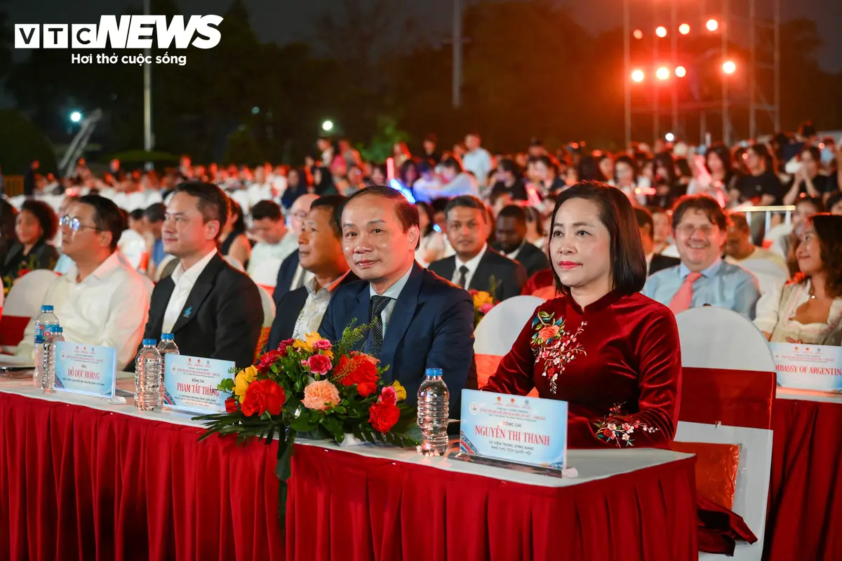 Nghệ sĩ quốc tế và Việt Nam tỏa sáng tại Lễ hội Văn hóa thế giới 2026