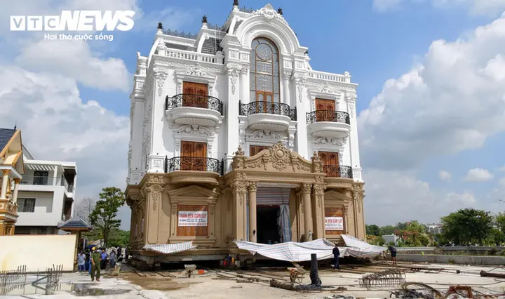Biệt thự hàng trăm tấn ở Bắc Ninh về vị trí mới sau gần tháng 'thần đèn' di dời