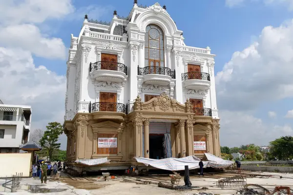 Biệt thự hàng trăm tấn ở Bắc Ninh về vị trí mới sau gần tháng 'thần đèn' di dời