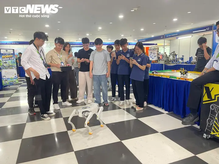 'Chạm tay vào tương lai' tại Triển lãm Robot, AI và STEM Hà Nội 2026