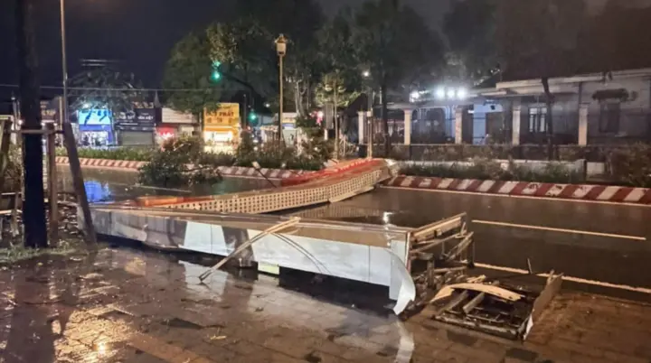 Cổng chào phường Bình Dương đổ sập trong mưa lớn kèm giông mạnh
