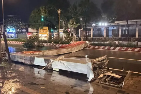Cổng chào phường Bình Dương đổ sập trong mưa lớn kèm giông mạnh