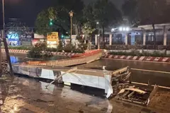 Cổng chào phường Bình Dương đổ sập trong mưa lớn kèm giông mạnh