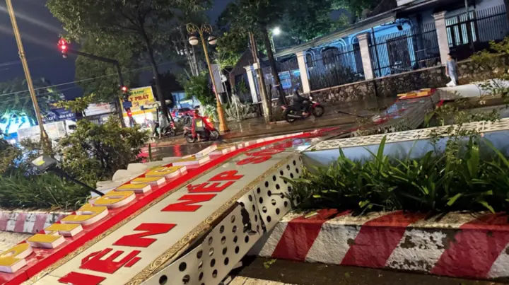 Cổng chào phường Bình Dương đổ sập trong mưa lớn kèm giông mạnh