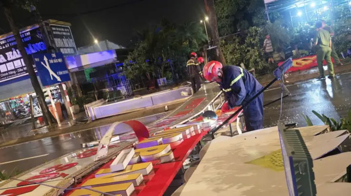 Cổng chào phường Bình Dương đổ sập trong mưa lớn kèm giông mạnh