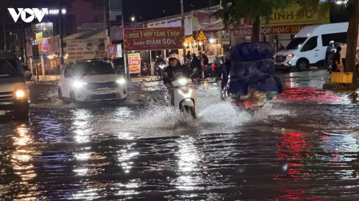 Cổng chào phường Bình Dương đổ sập trong mưa lớn kèm giông mạnh