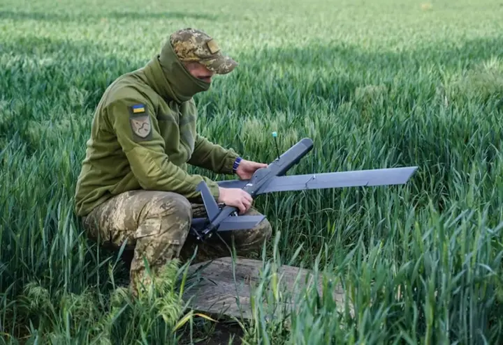 Ukraine lần đầu dùng UAV ném bom thả robot vũ trang vào sau phòng tuyến Nga