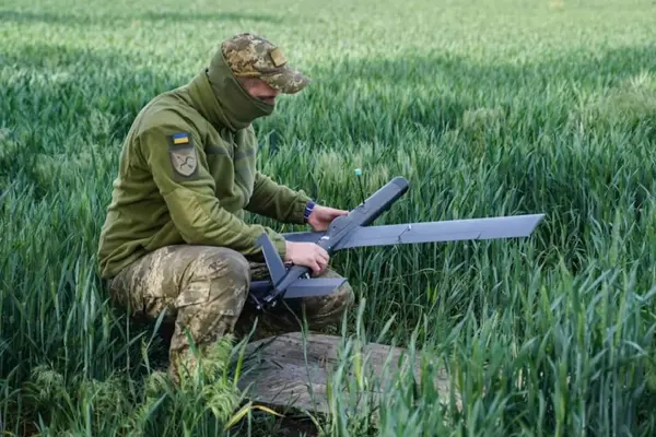 Ukraine lần đầu dùng UAV ném bom thả robot vũ trang vào sau phòng tuyến Nga
