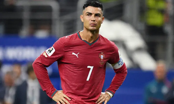 Messi đỉnh cao, Ronaldo giận dỗi: Chương cuối trái ngược của 2 tượng đài