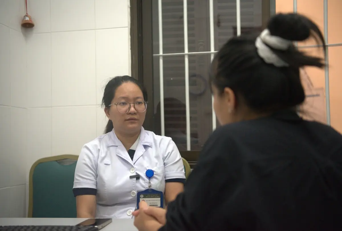 Những người trẻ thích nằm yên, lướt mạng