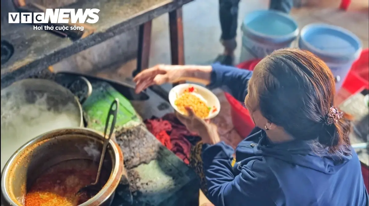 Kỳ công quy trình làm tô bún đặc sản trứ danh, rẻ nhất Gia Lai