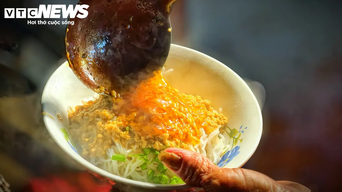 Kỳ công quy trình làm tô bún đặc sản trứ danh, rẻ nhất Gia Lai