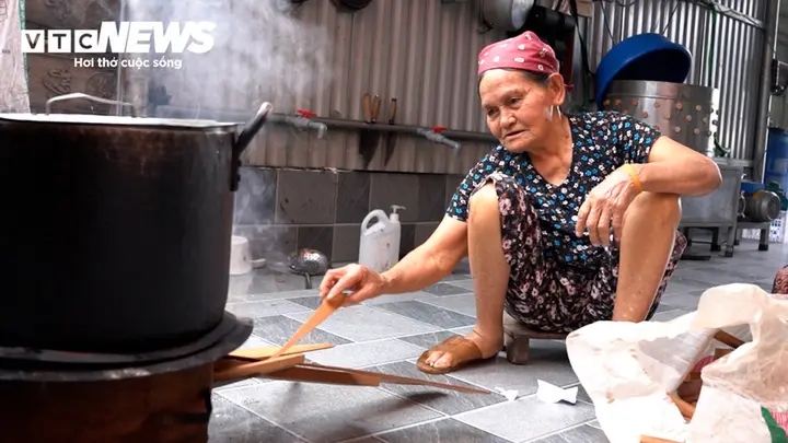 Kinh ngạc cụ bà 105 tuổi hàng ngày nấu cám nuôi lợn, cùng làm việc với con cháu