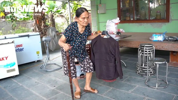 Kinh ngạc cụ bà 105 tuổi hàng ngày nấu cám nuôi lợn, cùng làm việc với con cháu
