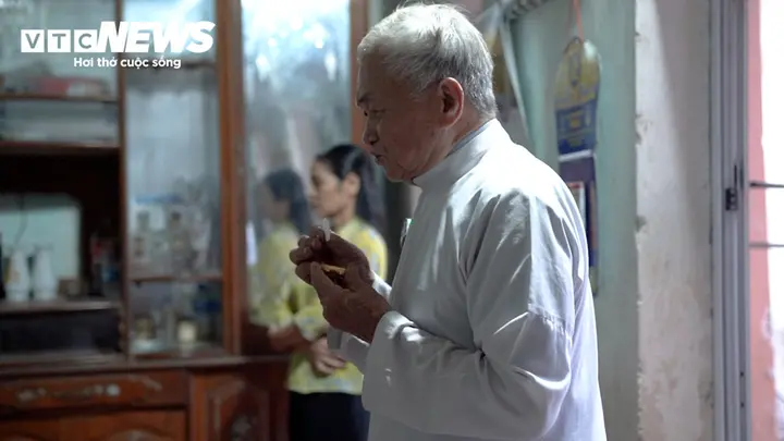 Kinh ngạc cụ bà 105 tuổi hàng ngày nấu cám nuôi lợn, cùng làm việc với con cháu