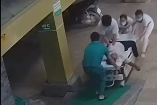 Khoảnh khắc bác sĩ trẻ nhảy lên cáng, ép tim liên tục cứu người lúc nửa đêm