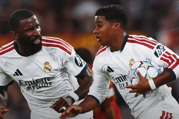 Real Madrid và AS Roma rượt đuổi tỷ số trong trận cầu điên rồ 7 bàn thắng