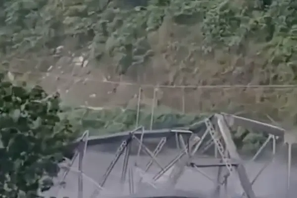 Video khoảnh khắc lũ quét kinh hoàng vò nát cây cầu ở Nepal