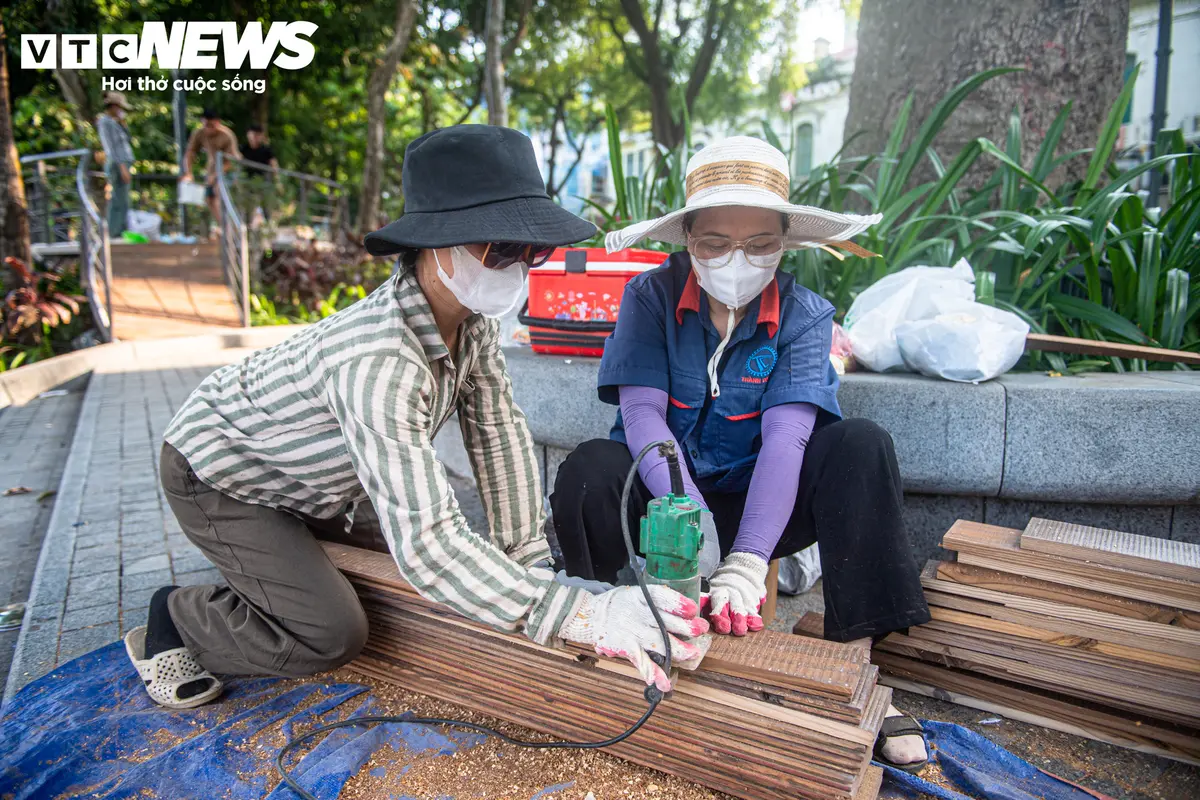 Công nhân gấp rút hoàn thiện 'dải lụa' uốn lượn quanh Hồ Gươm