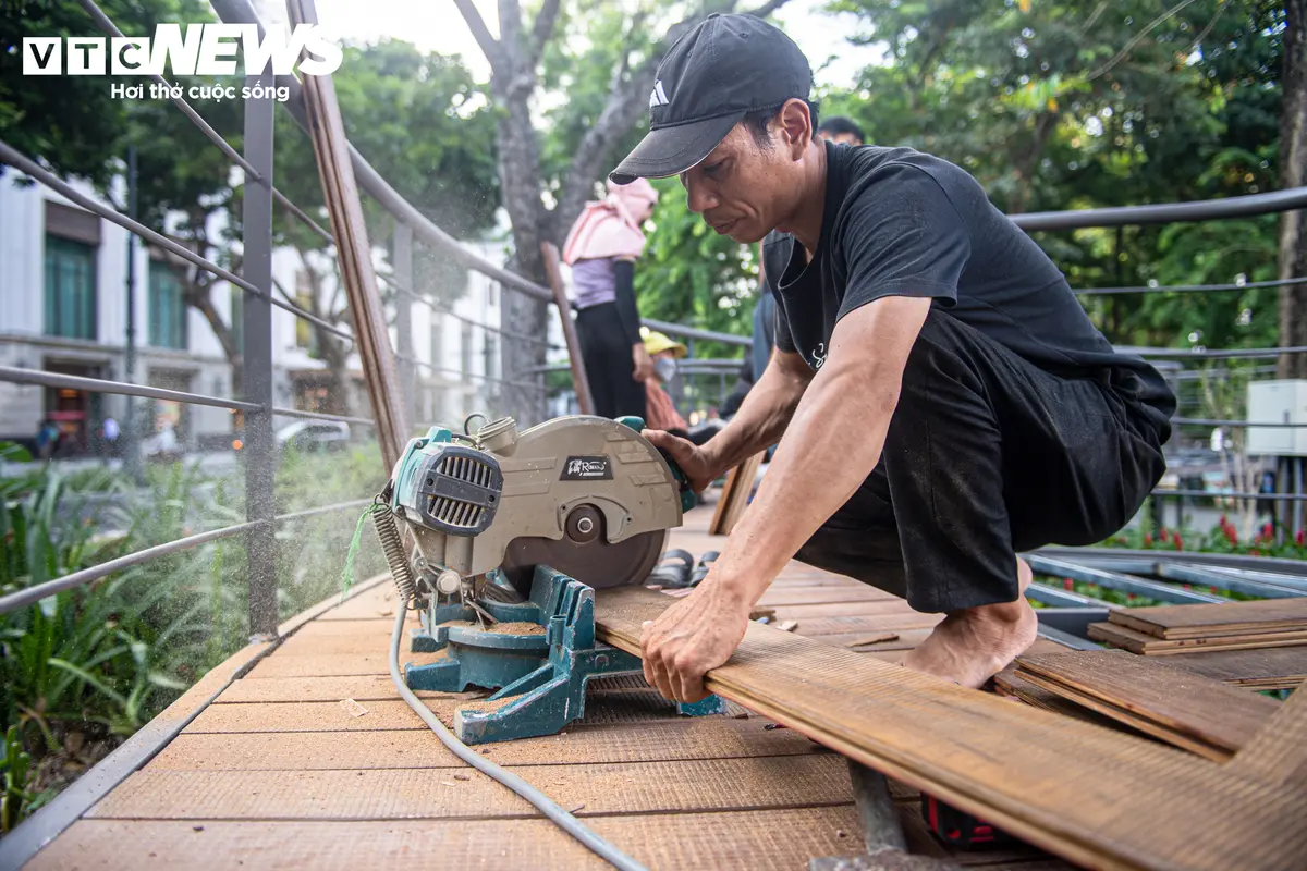 Công nhân gấp rút hoàn thiện 'dải lụa' uốn lượn quanh Hồ Gươm