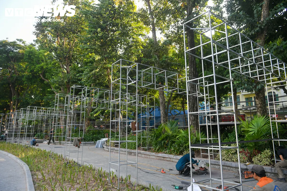 Công nhân gấp rút hoàn thiện 'dải lụa' uốn lượn quanh Hồ Gươm