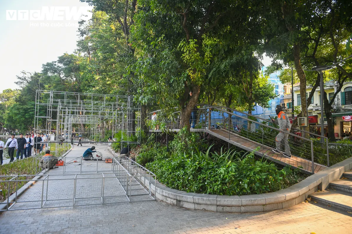 Công nhân gấp rút hoàn thiện 'dải lụa' uốn lượn quanh Hồ Gươm