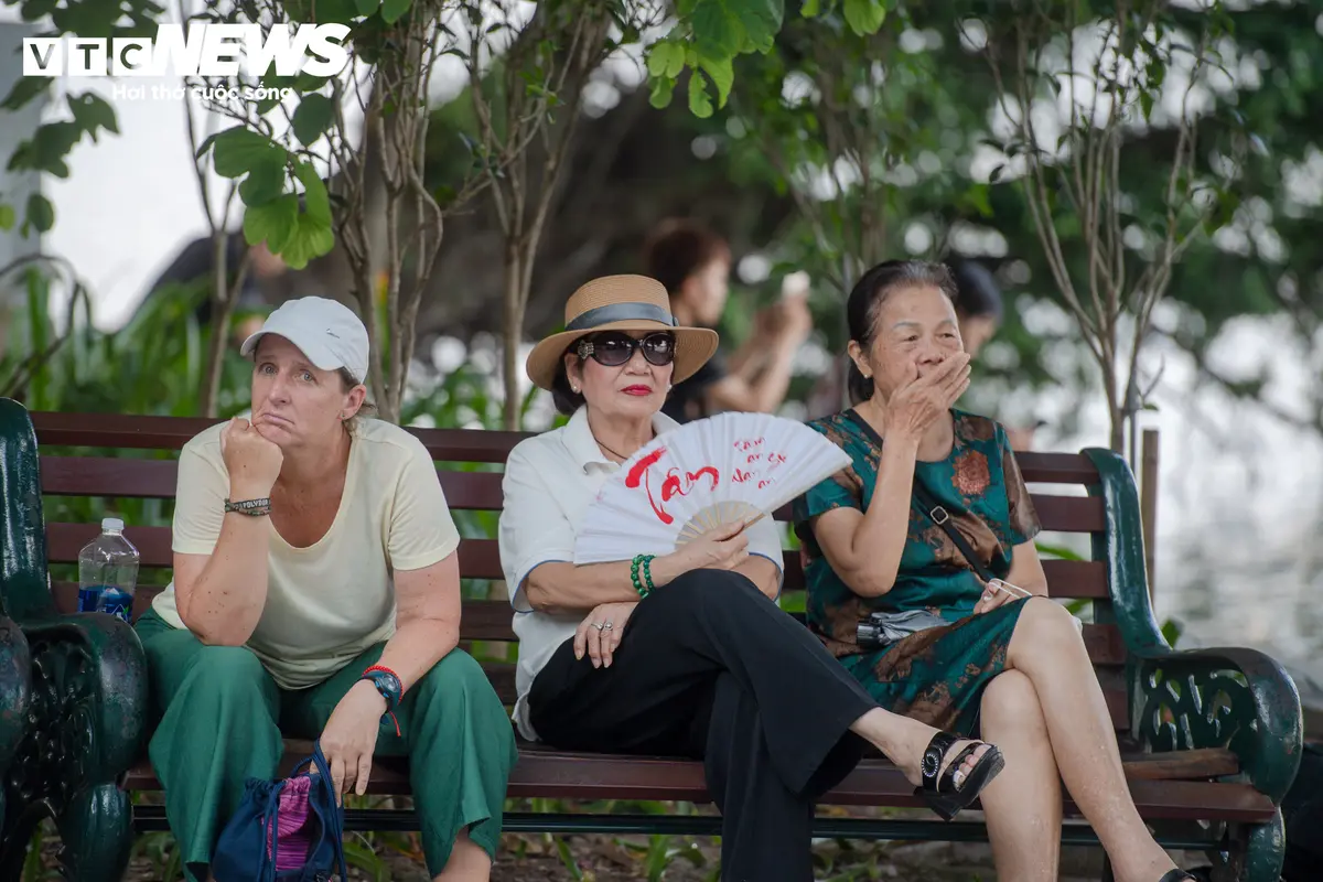 Công nhân gấp rút hoàn thiện 'dải lụa' uốn lượn quanh Hồ Gươm