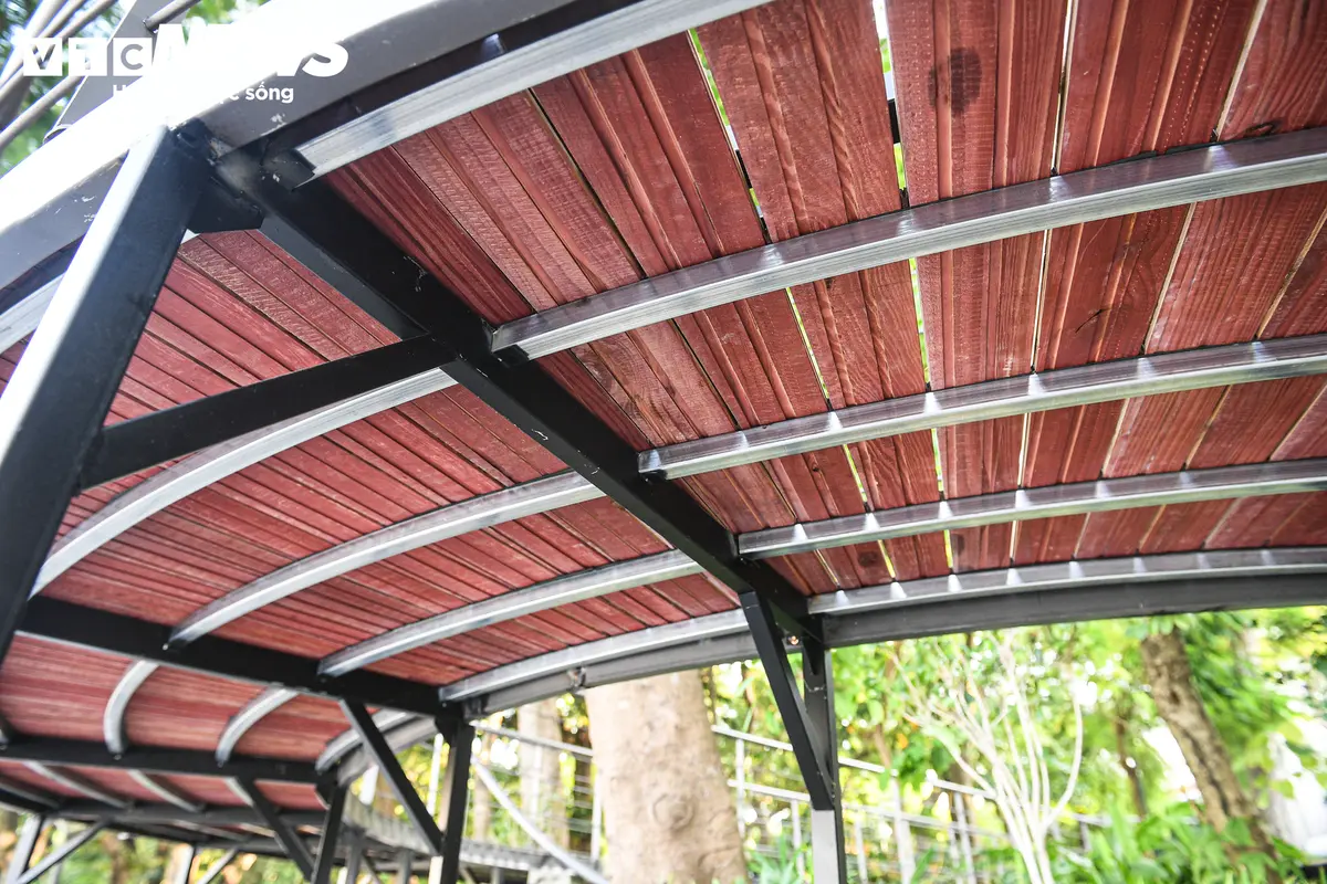 Công nhân gấp rút hoàn thiện 'dải lụa' uốn lượn quanh Hồ Gươm