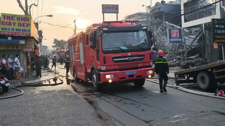 Lửa thiêu rụi cửa hàng xe máy ở TP.HCM