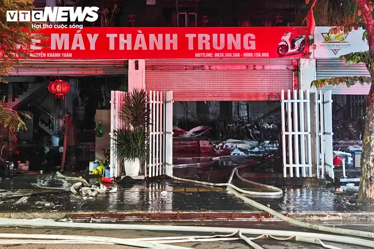 Nhiều xe máy bị thiêu rụi sau vụ cháy cửa hàng ở Hà Nội