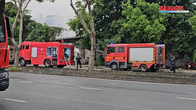 Cháy lớn nhà kho hàng ngàn mét vuông trên đường Trần Văn Giàu, TP.HCM
