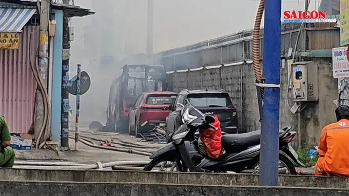 Cháy lớn nhà kho hàng ngàn mét vuông trên đường Trần Văn Giàu, TP.HCM