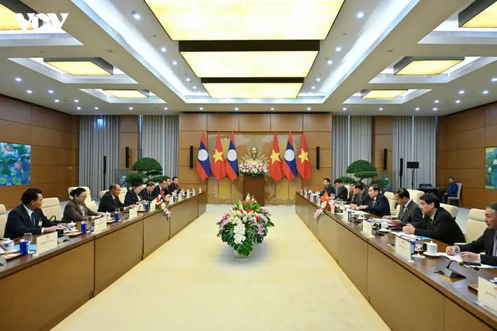 Việt Nam - Lào chia sẻ kinh nghiệm hoàn thiện thể chế phát triển kinh tế