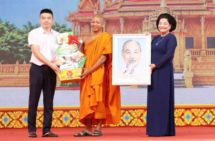 Hình ảnh đồng bào Khmer đón mừng Lễ Sene Dolta đầm ấm, hạnh phúc