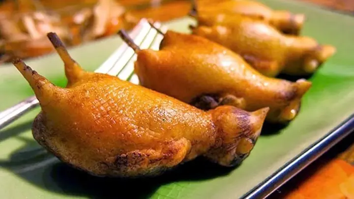 Vì sao người Pháp phải che mặt khi ăn món chim họa mi nướng?