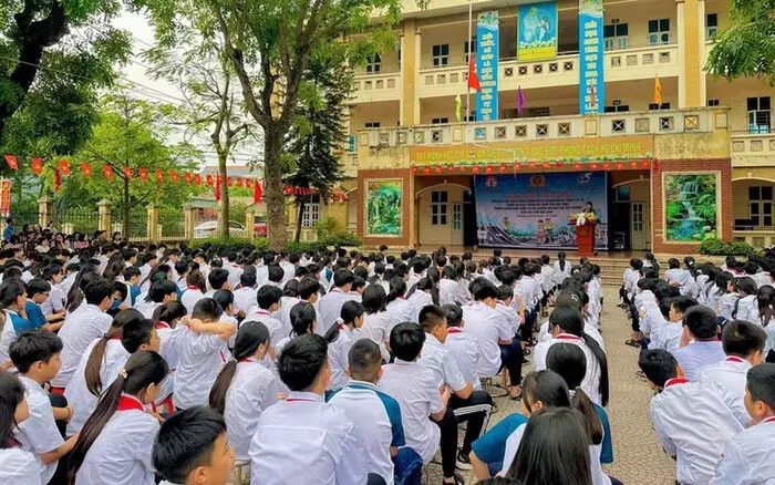 Bộ Nội vụ nghiên cứu chế độ đặc thù cho cán bộ quản lý trường trên 100 lớp