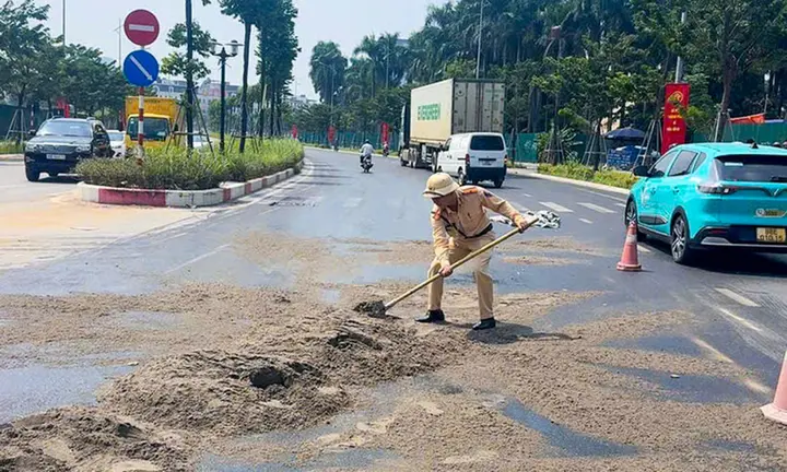 Phạt tài xế để dầu loang trên đường khiến nhiều người đi xe máy bị ngã