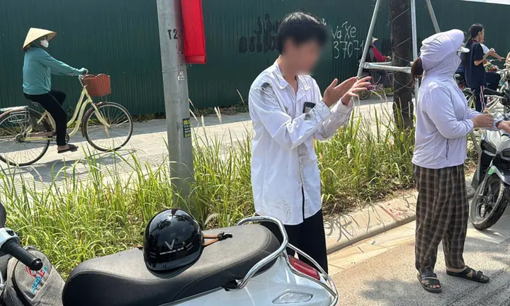 Phạt tài xế để dầu loang trên đường khiến nhiều người đi xe máy bị ngã