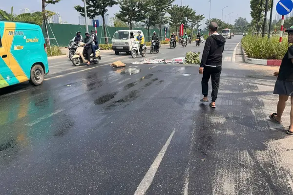 Phạt tài xế để dầu loang trên đường khiến nhiều người đi xe máy bị ngã