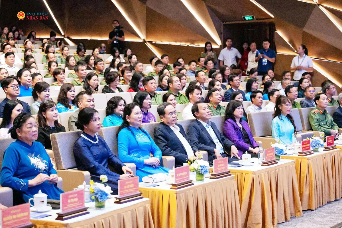 Chủ tịch Quốc hội dự chương trình nghệ thuật 'Kết nối yêu thương'